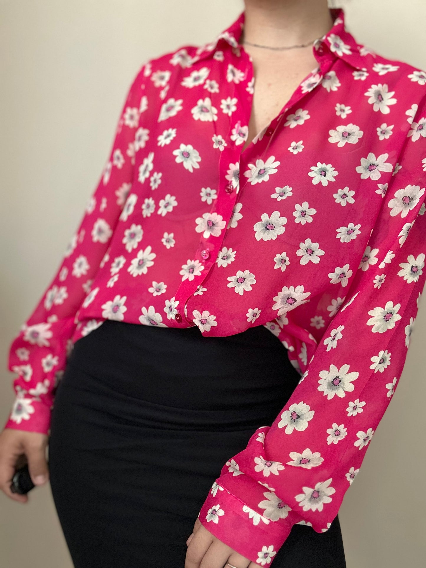 Camisa vintage fucsia con flores blancas estilo retro