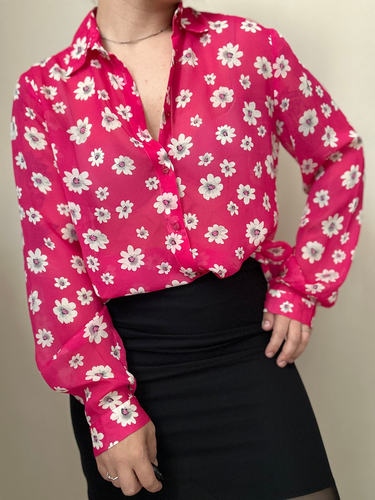 Camisa vintage fucsia con flores blancas estilo retro