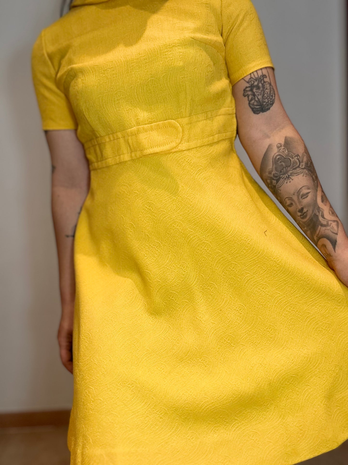 Vestido vintage evento amarillo