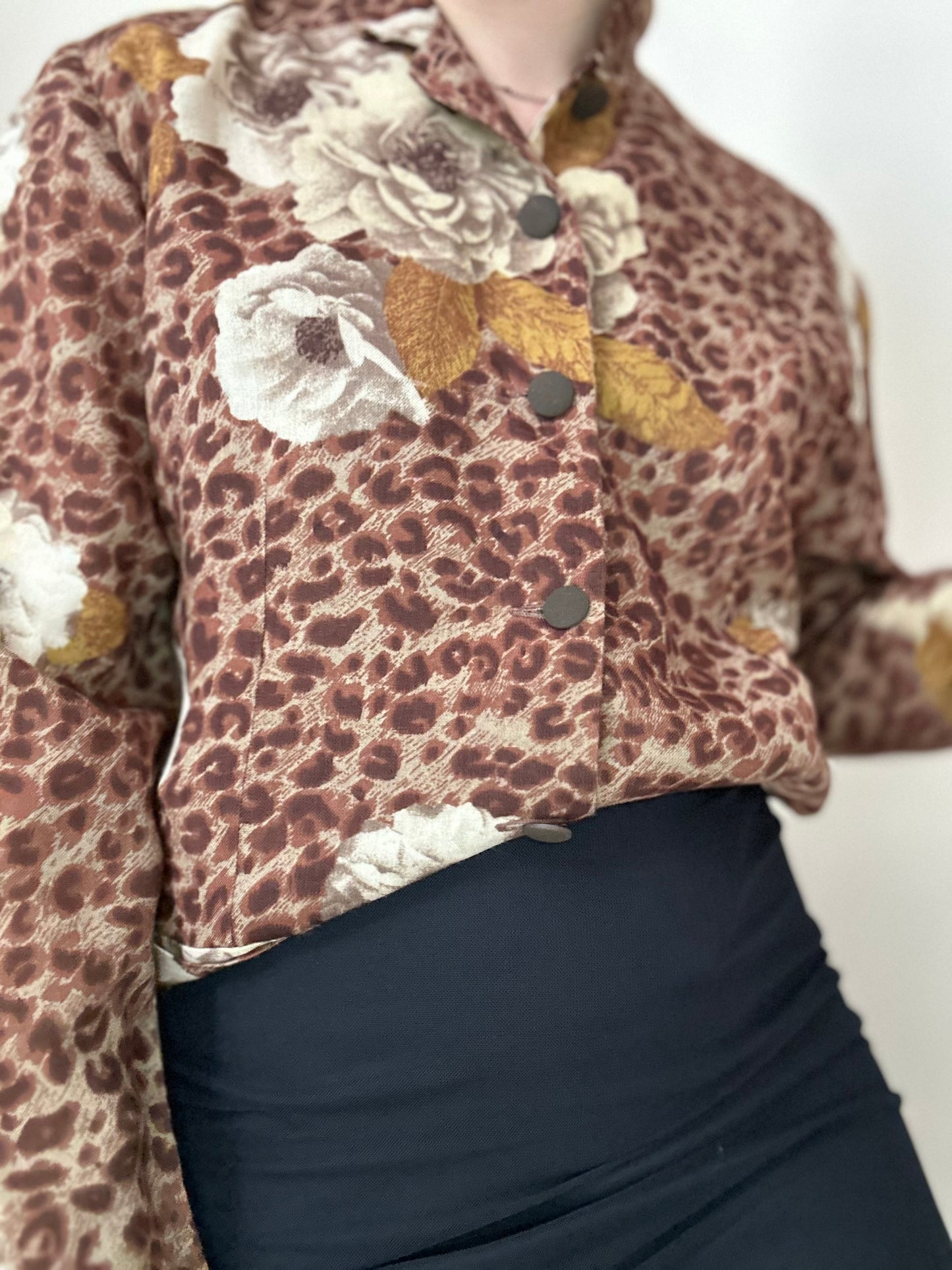 Camisa vintage leopardo con flores estilo animal print retro