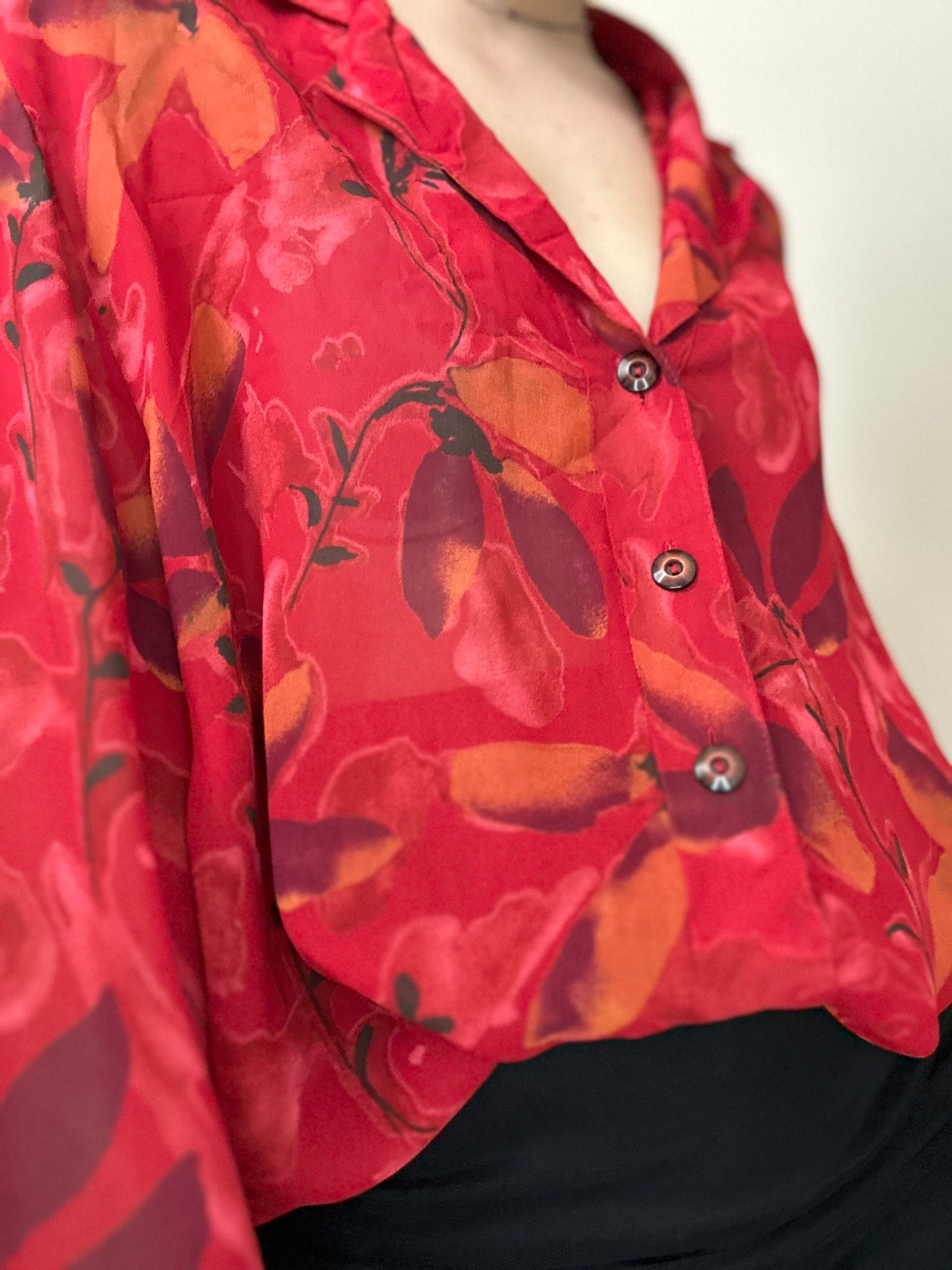 Camisa vintage roja floral transparente