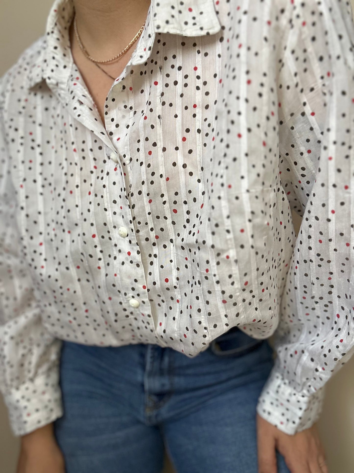 Camisa vintage blanca con topos