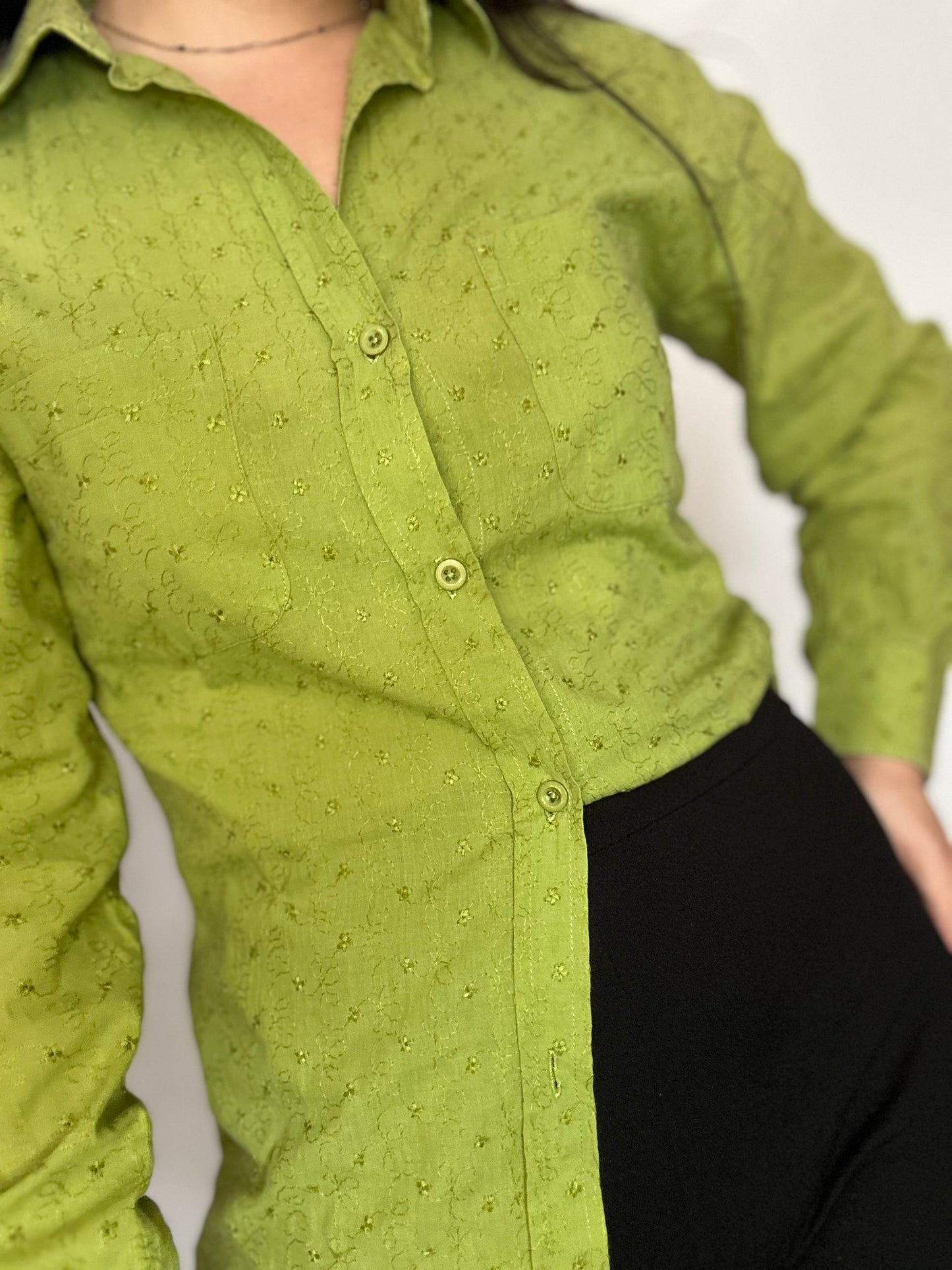 Camisa vintage verde con bordados años 90