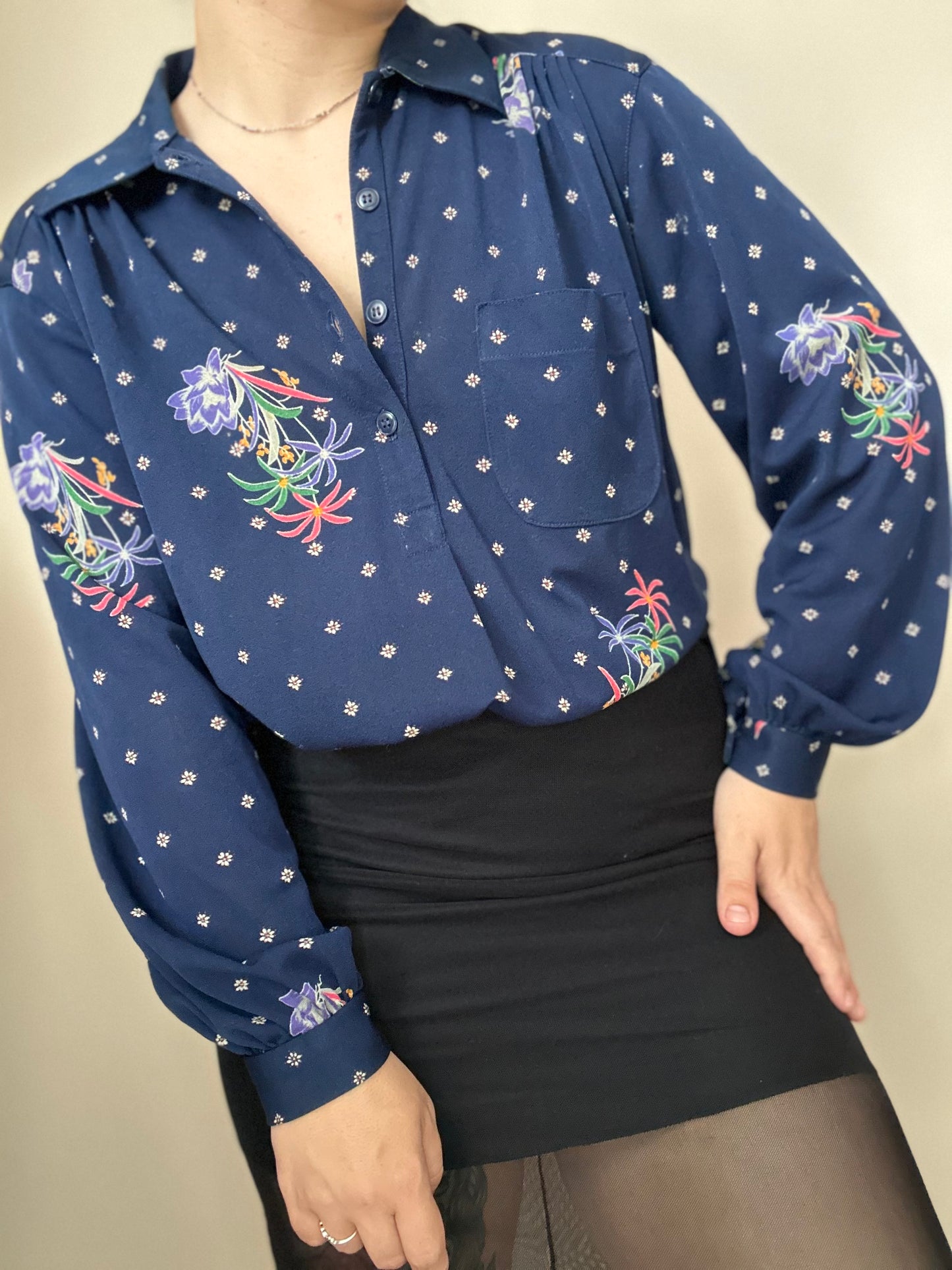 Blusa vintage azul marino con topos años 70