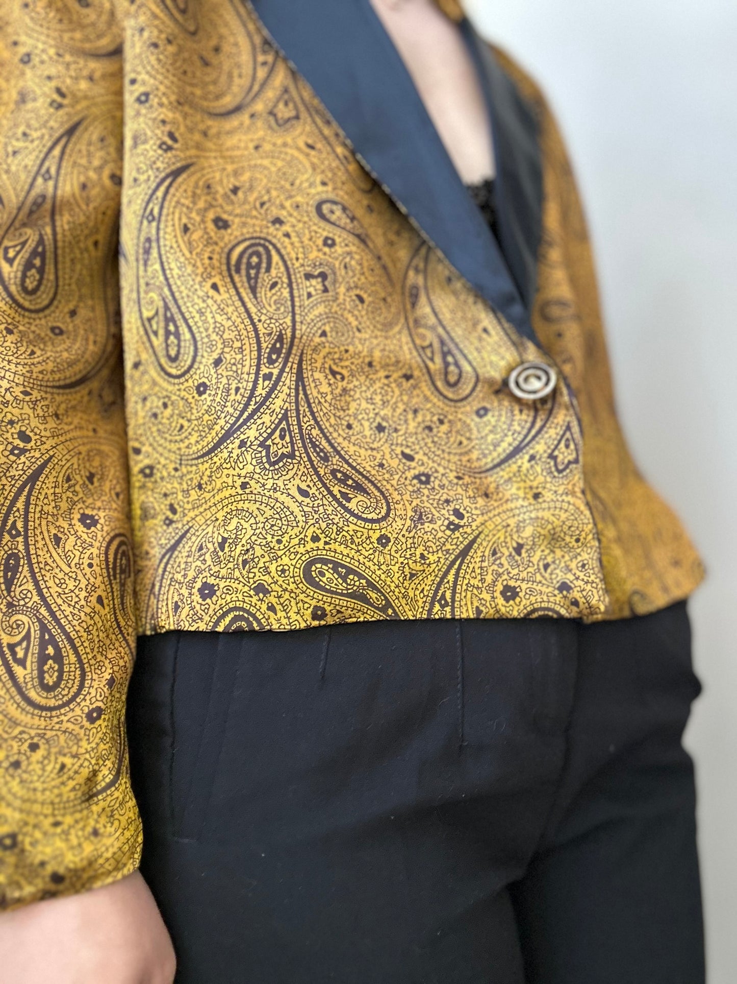 Blazer vintage exclusiva con estampado paisley satinada