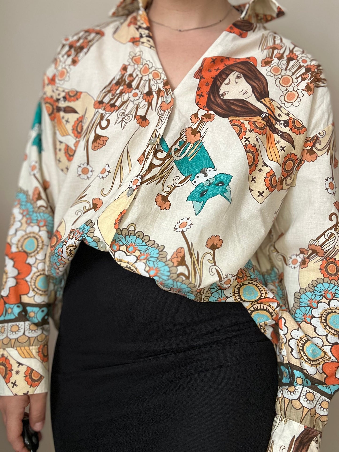 Camisa vintage con estampado rostros y flores