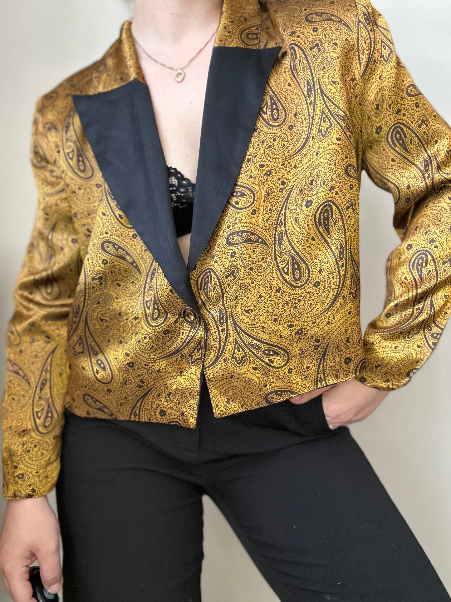 Blazer vintage exclusiva con estampado paisley satinada