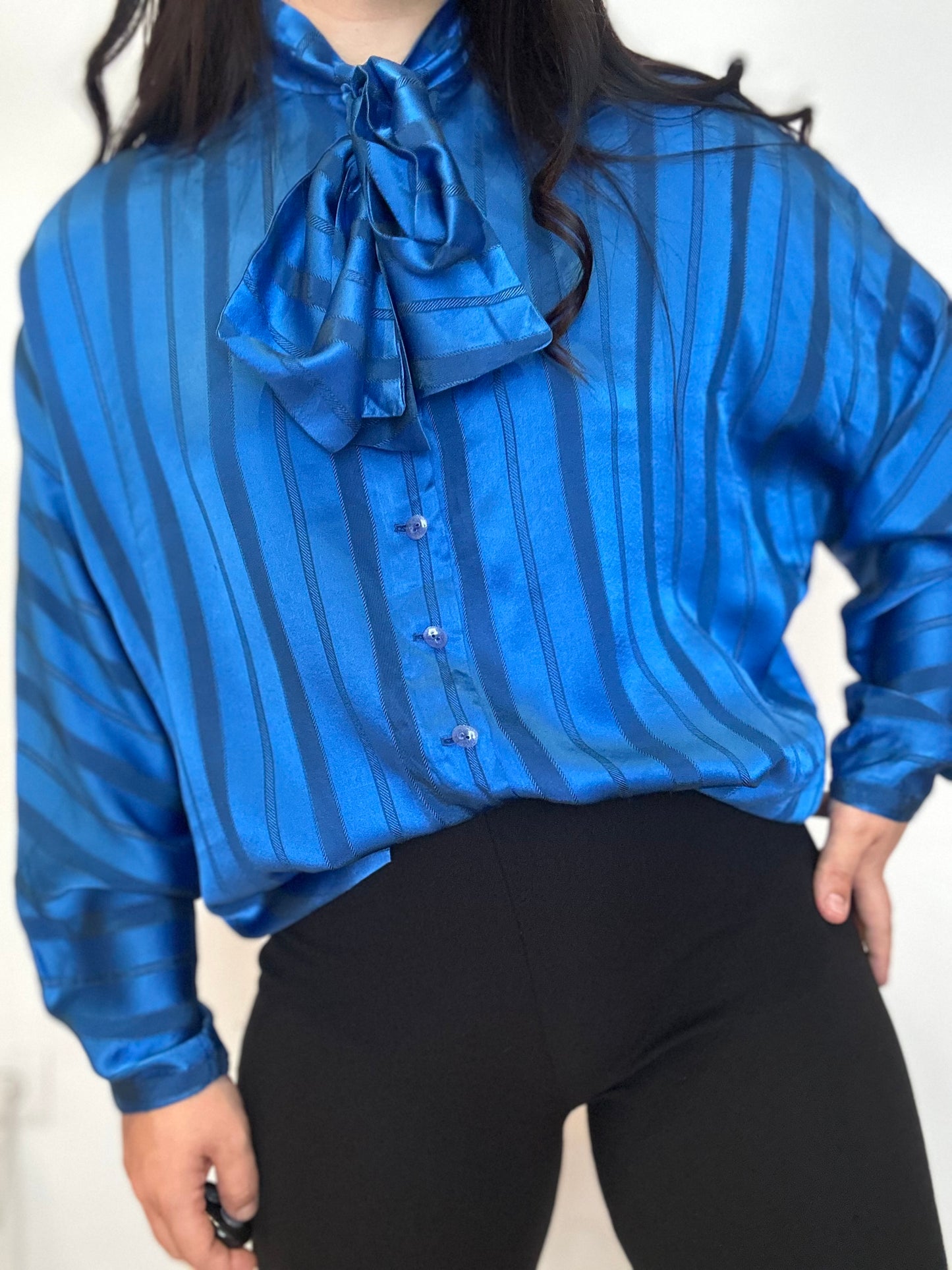 Camisa vintage satinada estilo coquette