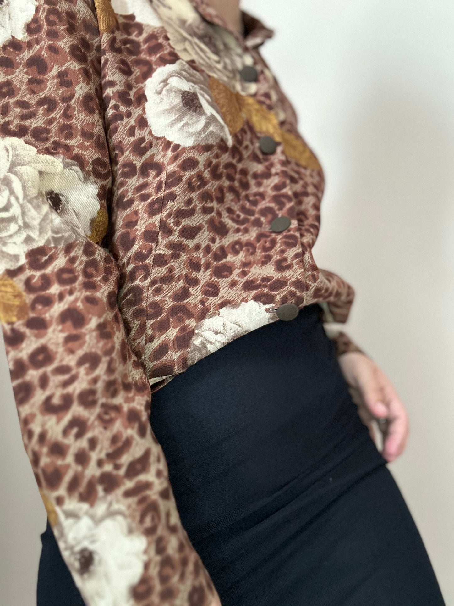 Camisa vintage leopardo con flores estilo animal print retro