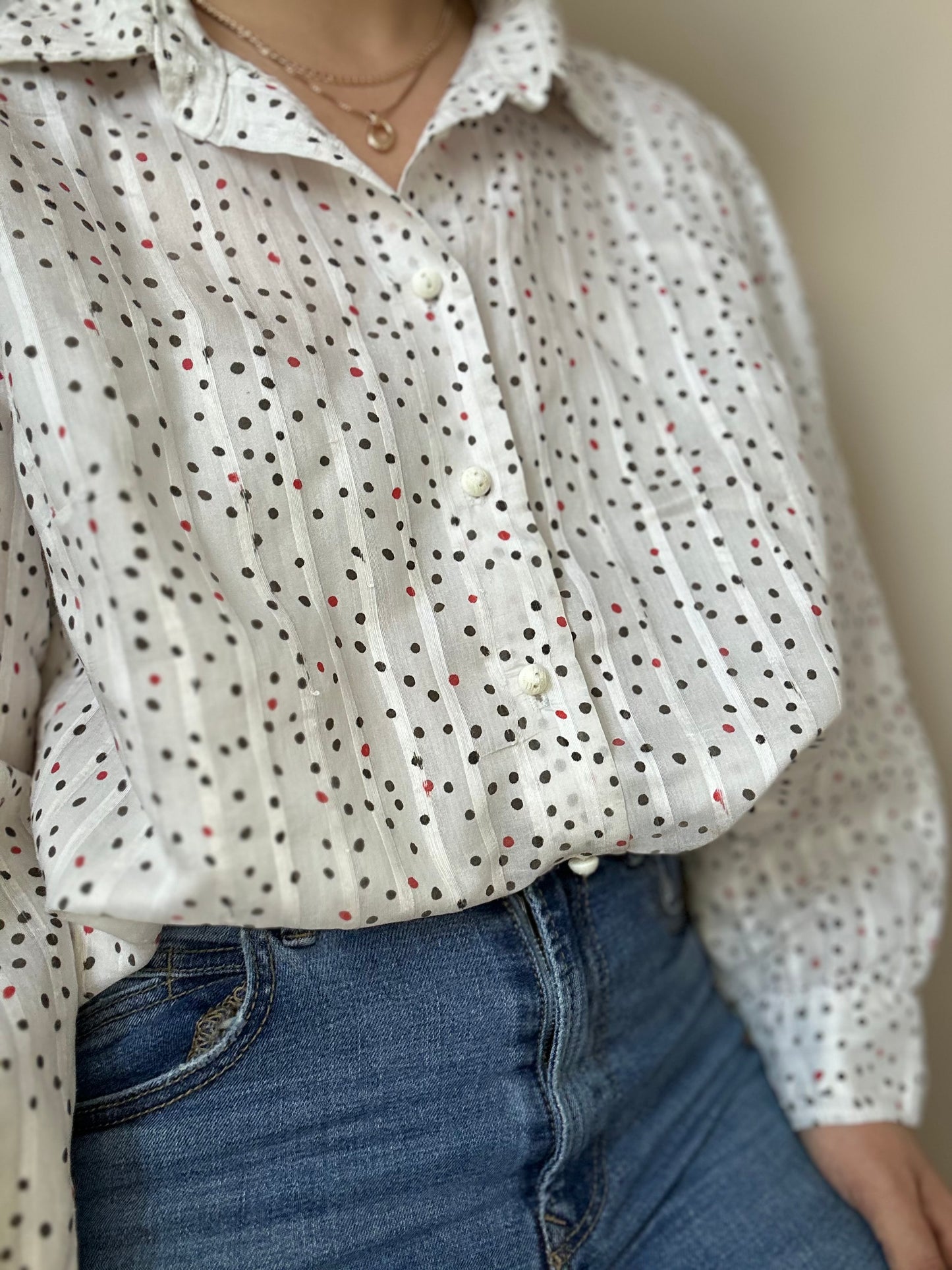 Camisa vintage blanca con topos