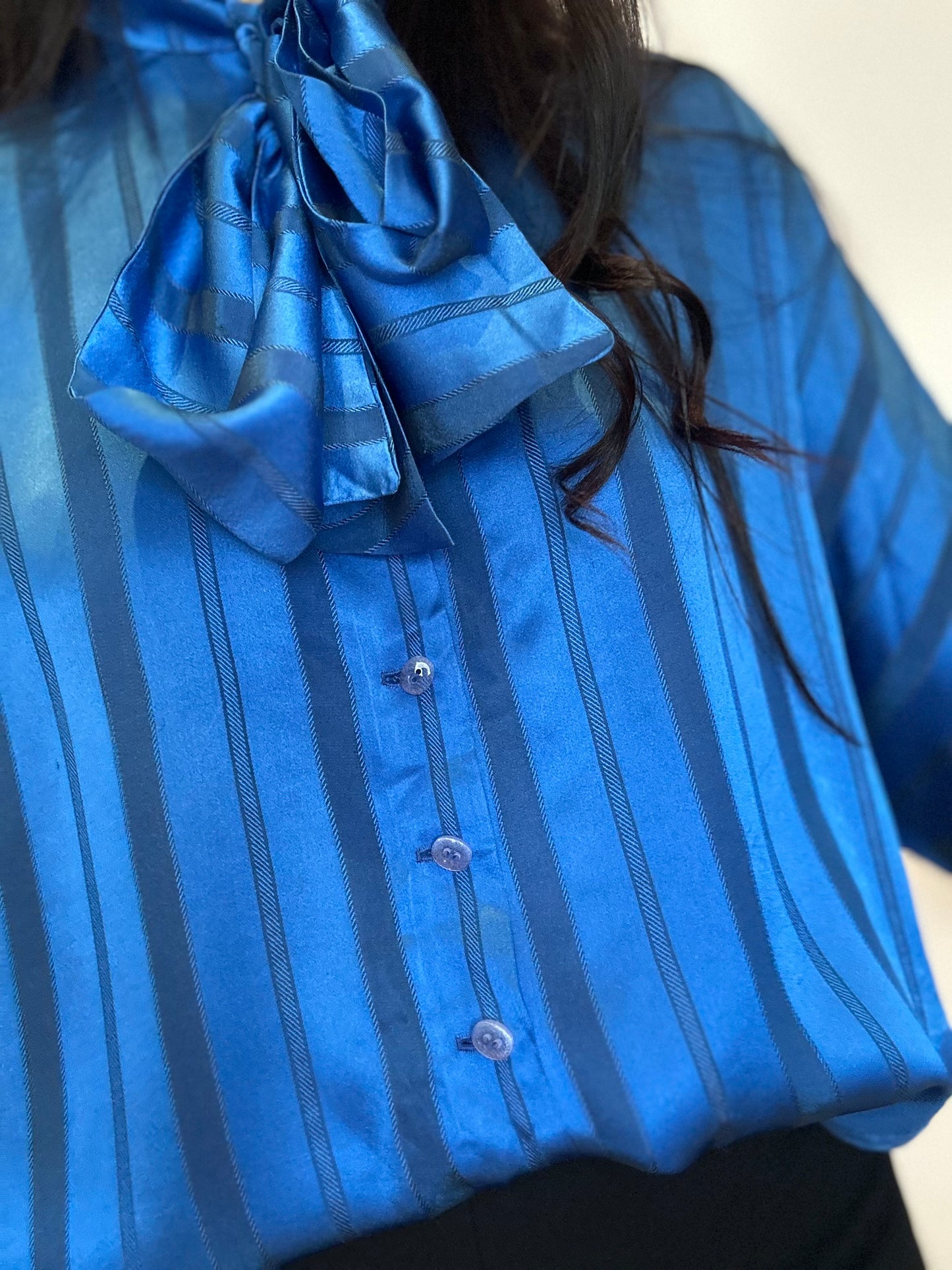 Camisa vintage satinada estilo coquette