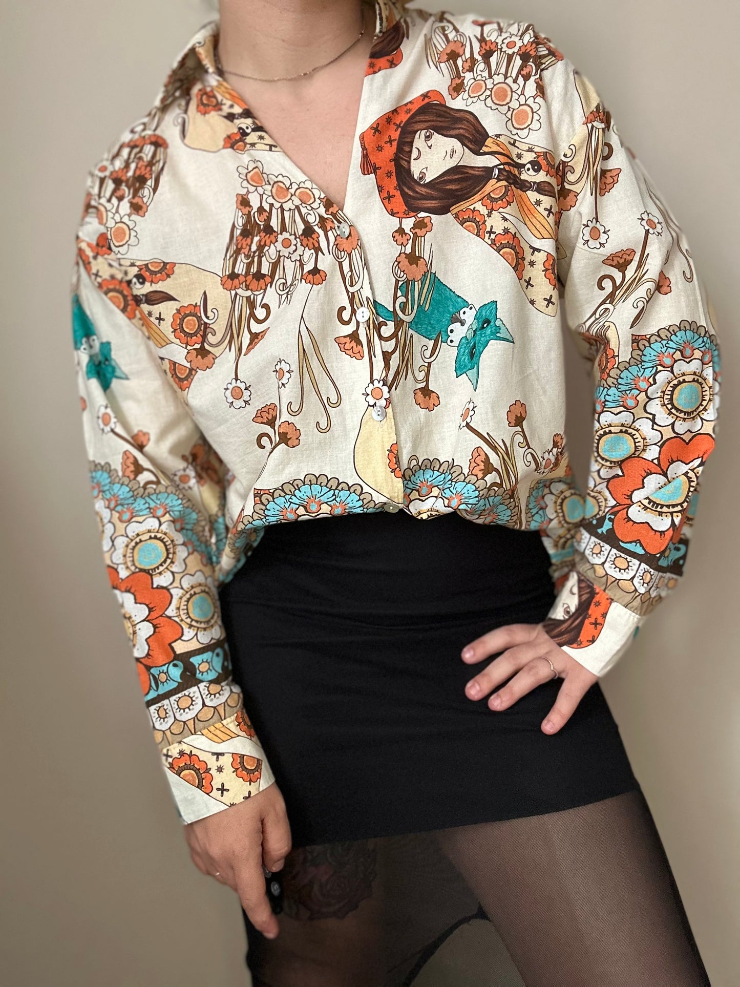 Camisa vintage con estampado rostros y flores